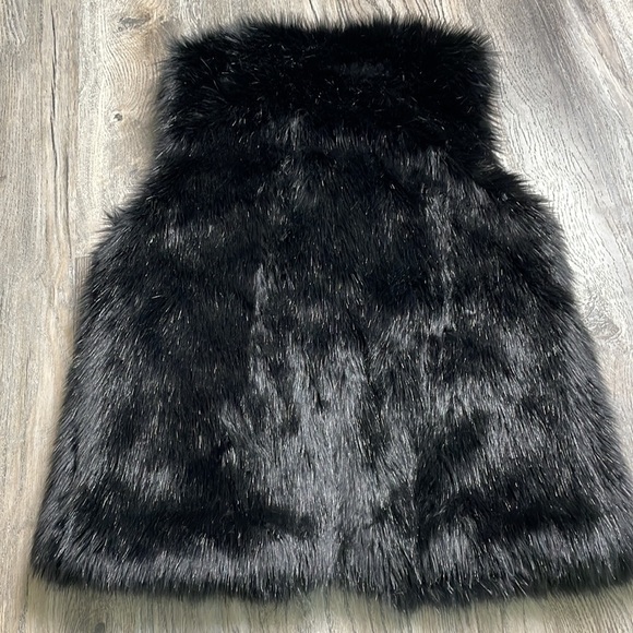WAYF Where Are You From Women’s Black Faux Fur Fuzzy Vest, size XS - Picture 9 of 10